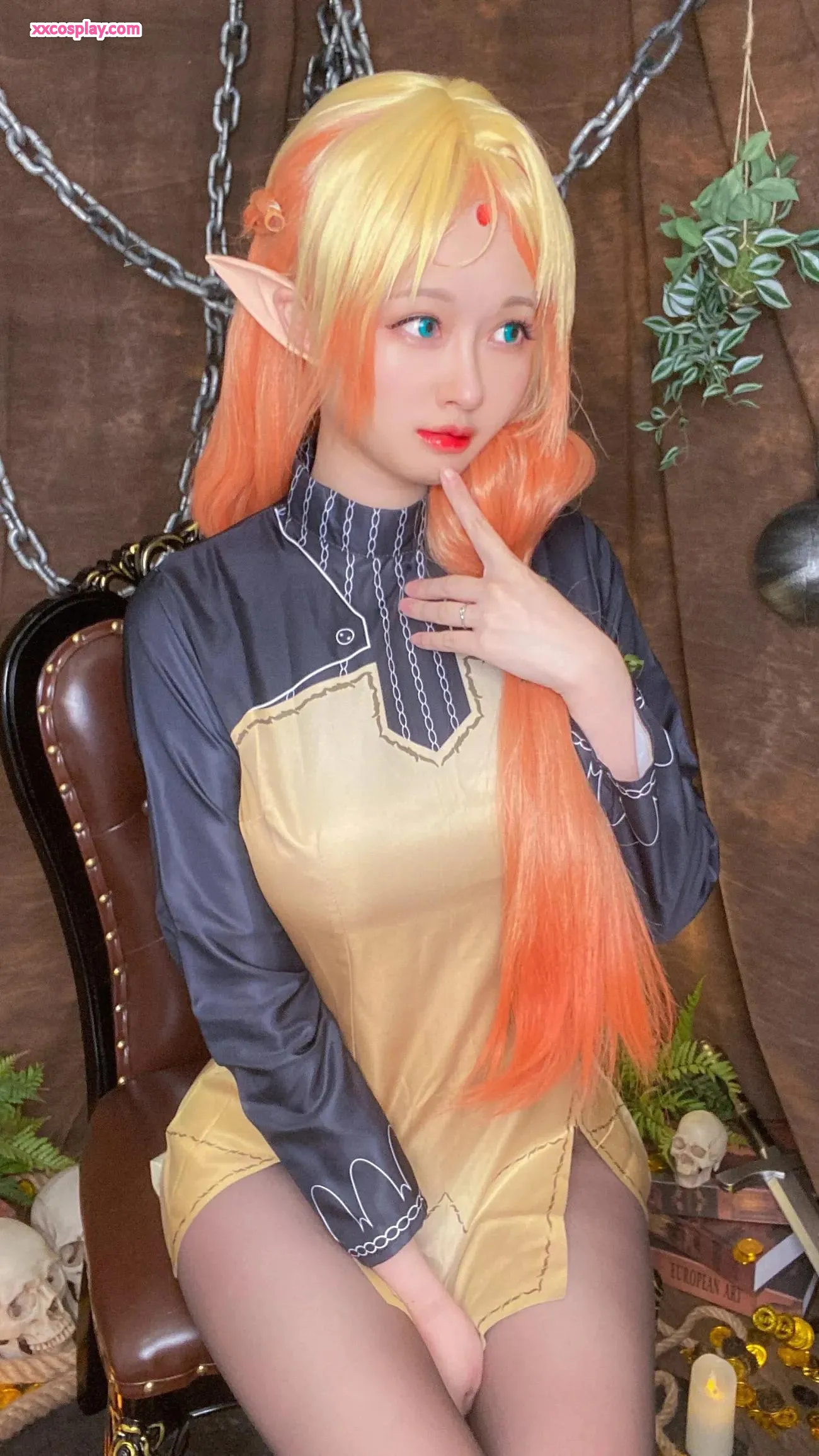 Artyの魅惑的なエルフコスプレ